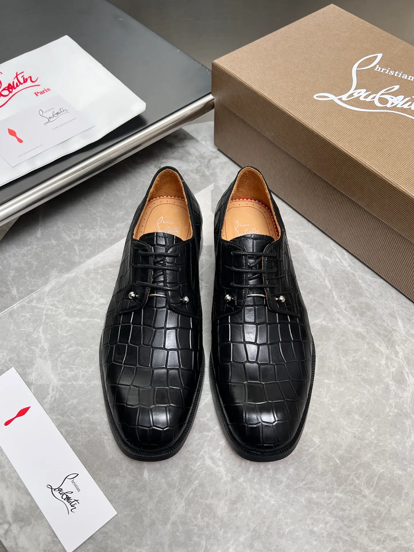 [CL red sole] Top P: 900💰 Number of yards: 39~44 (38.4546. Customized, non-refundable) CL new men's formal shoes Loaf leather shoes Christia* Loubouti* red sole shoes The red sole is luxurious and elegant, reshaping the style boundary of casual formal wear. It is extremely innovative in material selection, and creates a rich visual and tactile experience through the collision of different materials! Made of top-grade calfskin/glossy patent leather/spliced ​​technical fabric in contrasting colors. The upper is stitched by hand with fine and even stitching. It is based on the square-toe loafer shoe shape, with neat and elegant lines, which fits the toughness of men's wear. The upper is embellished with metal rivets, injecting individual details into classic loafers, breaking the mediocrity of casual shoes, and giving a concrete expression of "low-key luxury". From the original color/red cowhide lining inside the shoe to the instantly recognizable red sole, the "red sole" is not only the brand's visual identity, but also a "luxury codeword" when walking. The red sole exposed inadvertently conveys taste and identity instantly. From the innovative splicing of materials, to the personalized fusion of design, to the ingenious inheritance of craftsmanship, the Christian Louboutin men's loafer series is not only a pair of casual shoes, but also a "yuppie style" dressing weapon for men. Whether it is a casual business meeting or a casual look for daily travel, it can help you become a unique and stylish man in every occasion with its "red Loaf" attitude.